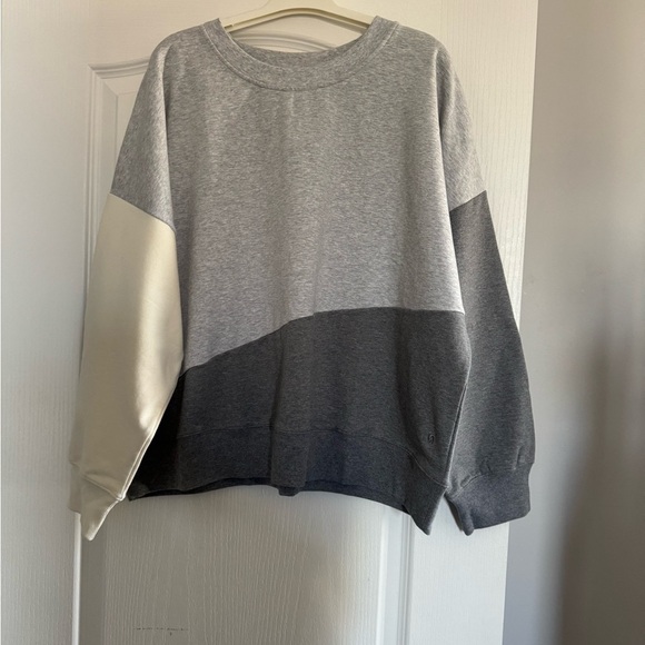 hyba Sweaters - Gray and Cream Hyba NWOT Crewneck Colorblock Sweater. Ptp 28” 25”plus size